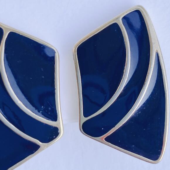 VTG Signed Trifari Clip On Earrings Black Enamel Gold Tone 1980s Geometric Style - Picture 5 of 10